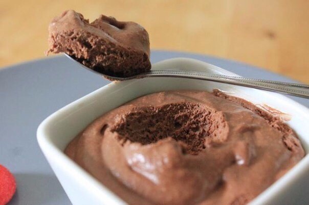 НЕРЕАЛЬНО ВКУСНЫЙ ШОКОЛАДНЫЙ МУСС С ТВОРОГОМ Сохраняй себе рецепт Нужно: йогурт - 100г.творог обезжиренный - 300г.сахар - 3ст.л.какао - 1,5ст.л.желатин-15г.Готовим:1. Йогурт, творог, сахар и