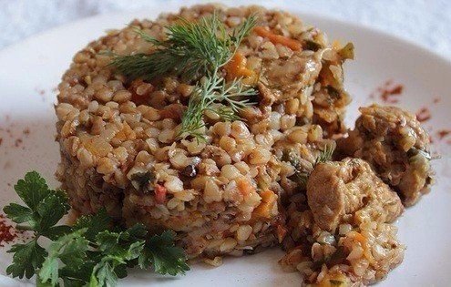 Вот вам отличная подборка ВКУСНЕЙШИХ БЛЮД С ГРЕЧКОЙ. 1. Гречка-по купечески ИНГРЕДИЕНТЫ: 300-400 гр. мяса 1 стакан гречки 1 луковица 1 средняя морковь 1 маленький зубок чеснока 1 лавровый лист