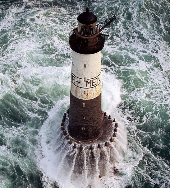 5 самых уникальных и знаменитых маяков в мире Маяк Ар Мен (фр. Le phare dAr-Men, в перев. с брет. «скала») - расположен на береговом рифе острова Иль-де-Сен, Бретань, Франция. Считается одним