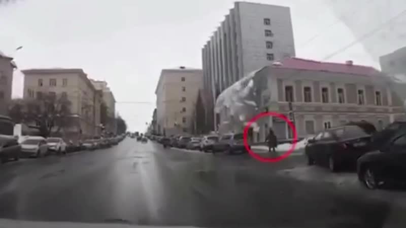 В Уфе с жилого дома сошла лавина